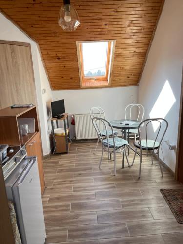 Csikos Apartman in Gyenesdias