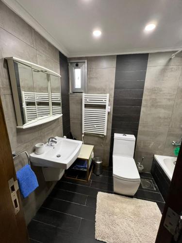 Salle de bain, Panoramic Sea View 2 Bedroom Apartment in Fidar