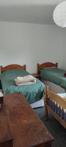4 twin beds