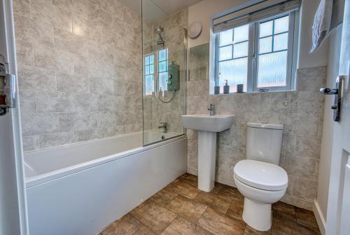 Koupelna, Modern 4 Bedroom 2 Bath House with Parking, Tyseley, Birmingham near Sarehole Mill