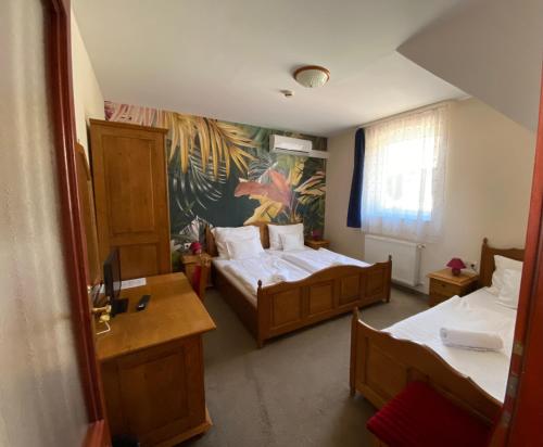 1 king bed, 1 twin bed