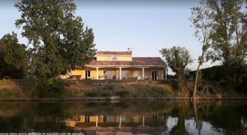 Maison au bord du lac avec piscine chauffée gîte à louer Beauzelle