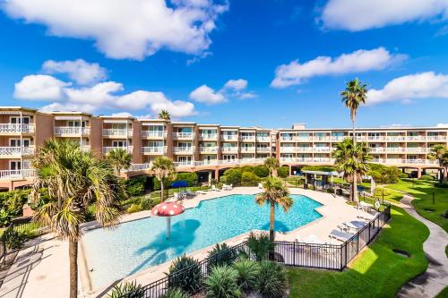 Crimson Beach Escape Ocean View-HotTub -Pool-LongStay - 1 Queen Bedroom plus Alcove bunk Beds and a Sofa in Galveston, USA