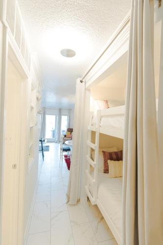 Crimson Beach Escape Ocean View-HotTub -Pool-LongStay - 1 Queen Bedroom plus Alcove bunk Beds and a Sofa in Galveston, USA