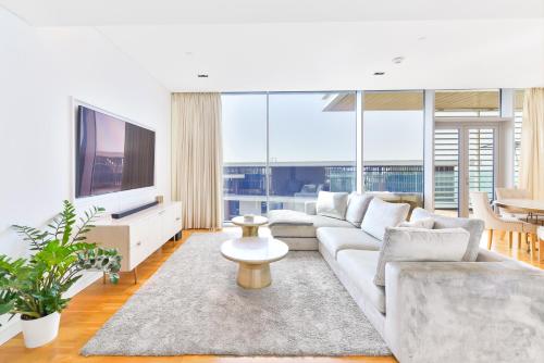 Shared lounge/TV area, Premium 2+1 BR condo in the heart of Bluewaters Island in Bluewaters Island