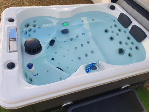 L EMBRUN Jacuzzi gîte à louer Courtoisville