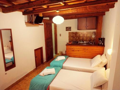 Room in Guest room - Guesthouse Chryssoula Room No1 chambre d'hôte Kasimáti