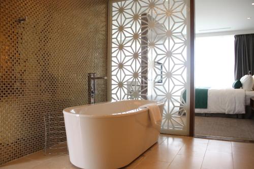 room detail thumbnail 2