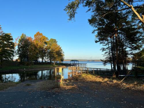 Driftwood Inn and Lodge by the lake