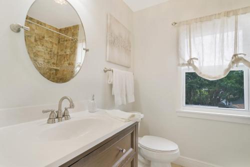 Bathroom, Charming Historic Home and Cottage minutes from the Intracoastal and the Beach in Central Park