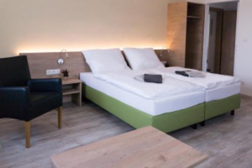 1 queen bed, 1 sofa bed