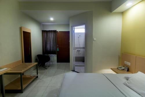 Hotel Quirin Stop at Hotel Quirin to discover the wonders of Semarang. The hotel offers guests a range of services and amenities designed to provide comfort and convenience. To be found at the hotel are 24-hour fr