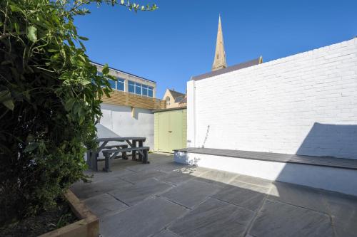 Three-Bedroom Townhouse image 3