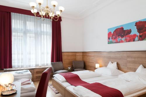 1 queen bed, 2 sofa beds