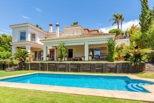 Deluxe Villa Lario with swimming pool gîte à louer Torrequebrada