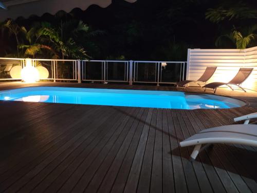 VILLA STE MARTHE avec piscine, grande terrasse, jardin intime et citerne d'eau