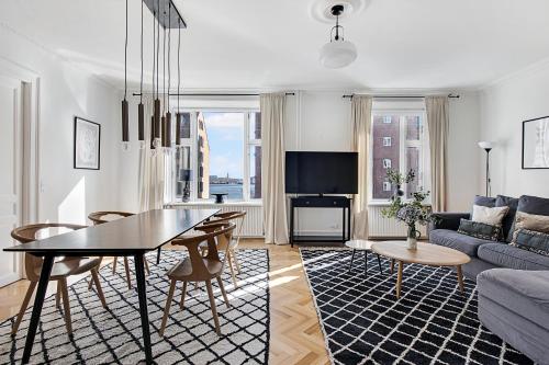 Sanders Frontier - Pleasant Three-Bedroom Apartment Near Royal Palace