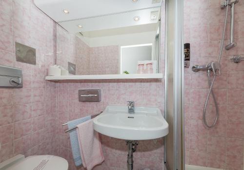 Classic Triple Room with City View image 7