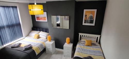 Homebird Property - Ashton House gîte à louer St James University Hospital