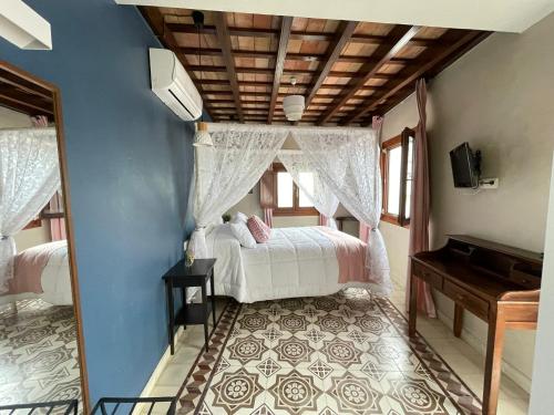 3 twin beds