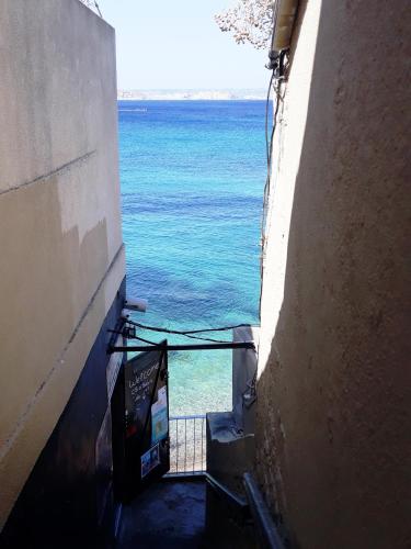 Chouette Cabanon sur la plage vue mer et terrasse privée, Marseille (photo 3)