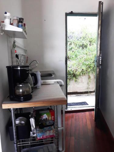 Chouette Cabanon sur la plage vue mer et terrasse privée, Marseille (photo 7)