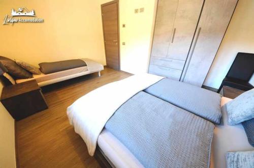 One-Bedroom Apartment image 4