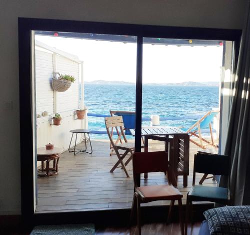 Chouette Cabanon sur la plage vue mer et terrasse privée, Marseille (photo 4)