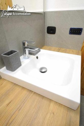 One-Bedroom Apartment image 10