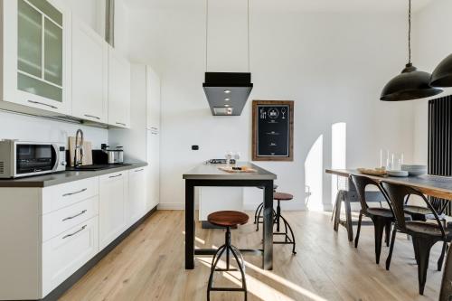 BMGA l Glam Industrial 3-Bed Apartment in Termini, Roma (foto 9)