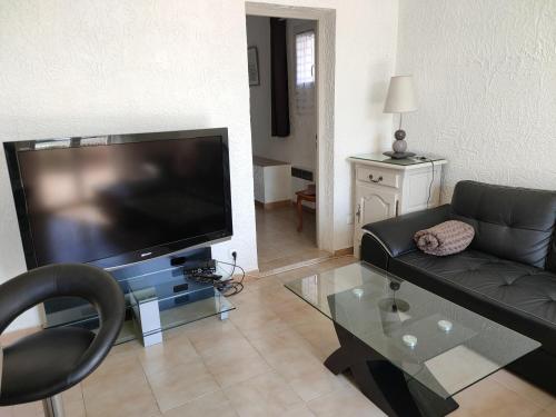Facilities, ADRECH - 3 pieces, Piscine partagee - SUD6001 in L'Escaillon