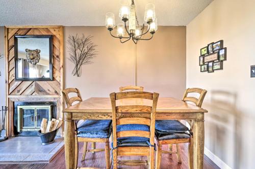 Gatlinburg Condo with Pool, Hot Tub, and Mtn Views! in Gatlinburg, USA
