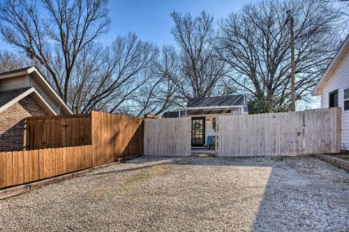 1 Mi to Lewisville Lake Fun Quaint Cottage! in Lake Dallas