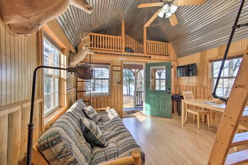 Lakefront Cabin w/ 2 Lofts, Boats on 4 Acres in Vinsboro (TX)