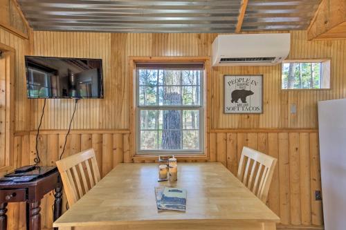 Lakefront Cabin w/ 2 Lofts, Boats on 4 Acres in Vinsboro (TX)