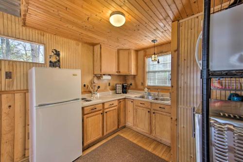 Lakefront Cabin w/ 2 Lofts, Boats on 4 Acres in Vinsboro (TX)
