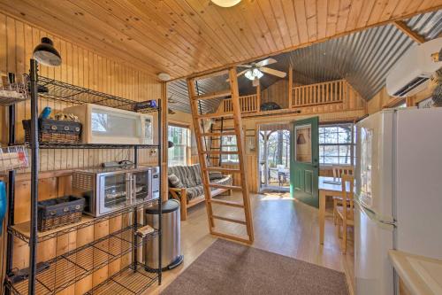 Lakefront Cabin w/ 2 Lofts, Boats on 4 Acres in Vinsboro (TX)