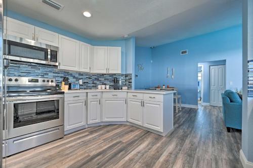 Port Richey Getaway with Lanai, Pool and Grill! in New Port Richey, USA