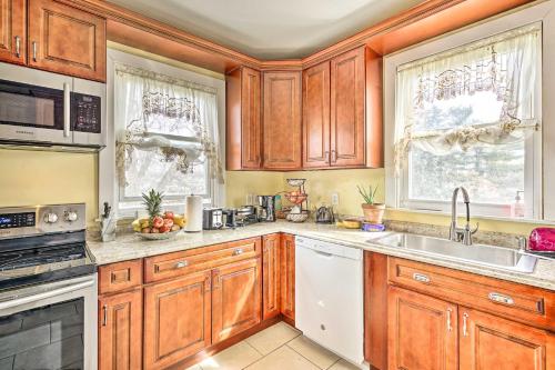 Long Branch Apartment 1 Mi to Beach, Pier Village in Long Branch, USA