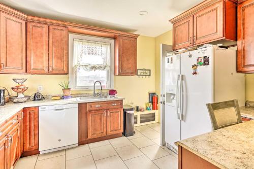Long Branch Apartment 1 Mi to Beach, Pier Village in Long Branch, USA