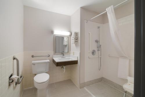 Econo Lodge Williston - image 3