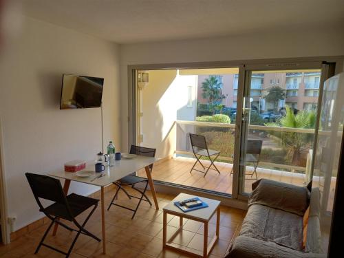 Hélios 24, T2 climatisé, parking, terrasse, 500m plage