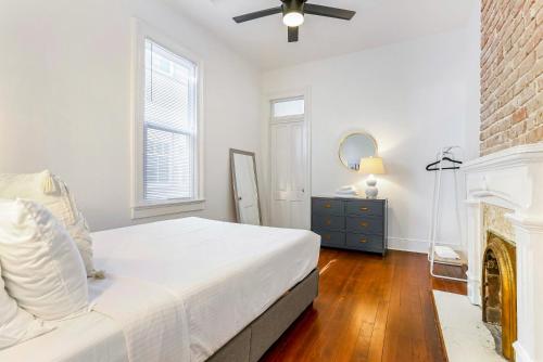 Private 2BR in Uptown by Hosteeva