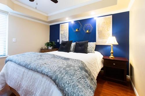 . Stylish Comfy 5Star Location - Queen Bed - Office