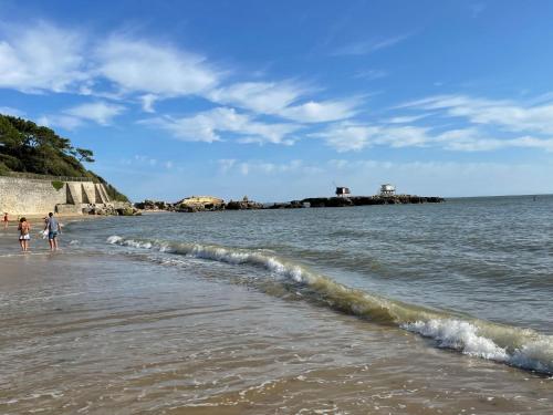 пляж, LauRina - Chambre, SDB, terrasse, arrivée autonome (LauRina - Chambre, SDB, terrasse, arrivee autonome) in Royan