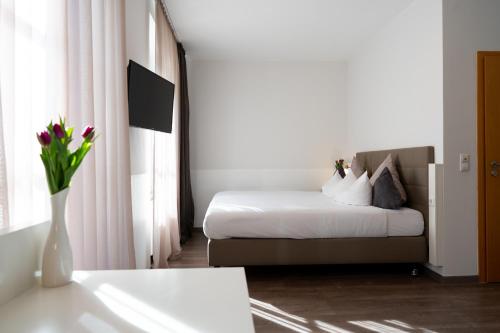1 king bed, 1 sofa bed