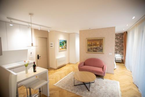 Seven Luxury Suites, Тирана (фото 8)