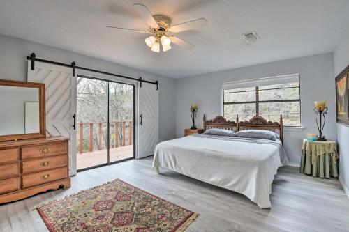 Waterfront Getaway with Deck Pet and Family Friendly! in Gordon, USA