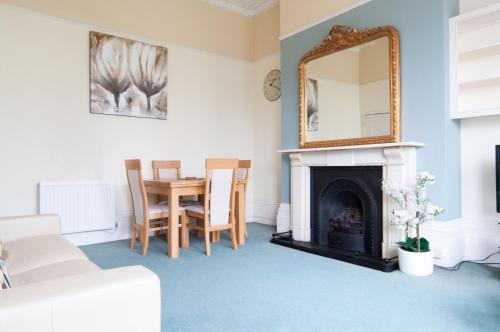 Central Cheltenham, Regency 1st Floor Apartment with PARKING, Cavalier Suite - Sleeps 6 1