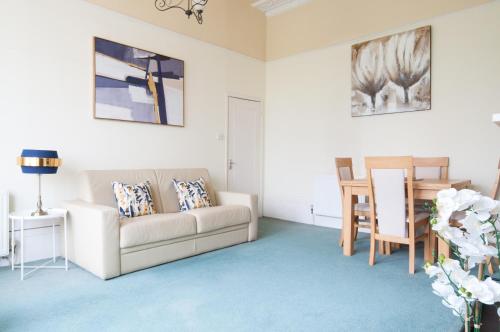 Picture of Central Cheltenham, Regency Apartment With Parking, Cavalier Suite - Sleeps 6